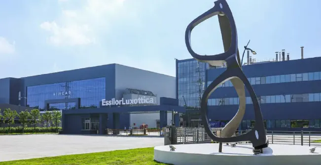 завод Luxottica в Китае